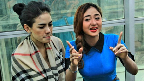 Nikita Mirzani dan Dewi Perssik. (net)-1639817961