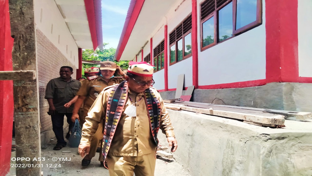 Bupati Manggarai Timur, Andreas Agas saat meninjau hasil pekerjaan fisik renovasi dan rehabilitasi Ruang Kelas Baru di  SDI Bamo, Kecamatan Kota Komba. Foto (Yohanes Marto)