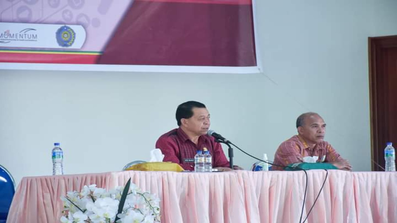 Wakil Bupati Manggarai, Heribertus Ngabut memberikan arahan pada saat penutupan kegiatan Bimtek para Kades se-Manggarai. Foto (Dok.Prokopim Manggarai)