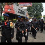 Anggota Brimob berjaga di kawasan Astanaanyar, Bandung, Jawa Barat, Rabu (7/12/2022). (ANTARA FOTO/Raisan Al Farisi/pras)-1670484207