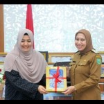 Bupati Inhu Rezita (kanan) saat merima kunjungan Konsulat Malaysia di Pekanbaru. (ANTARA/Asripilyadi)-1670899076