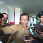 Bupati Lombok Tengah, Nusa Tenggara Barat, H Lalu Pathul Bahri saat diwawancara wartawan di kantor bupati setempat, Senin (12/12/2022) (ANTARA/Akhyar)-1670830381