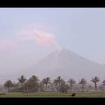 Gunung Semeru masih mengalami erupsi yang terlihat dari Desa Sumberwuluh, Kecamatan Candipuro, Kabupaten Lumajang, Senin (5/12/2022). (ANTARA/VJ Hamka Agung Balya)-1670208055