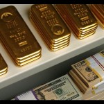 Ilustrasi - Emas batangan dan uang kertas dolar AS dalam brankas. ANTARA/REUTERS/Heinz-Peter Bader/aa.-1670485418