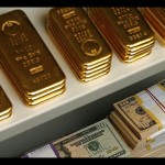 Ilustrasi - Emas batangan dan uang kertas Dolar AS dalam brankas. ANTARA/REUTERS/Heinz-Peter Bader/aa.-1671589819