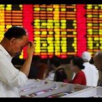 Ilustrasi - Investor melihat layar komputer yang menunjukkan informasi saham di sebuah rumah broker di Shanghai. ANTARA/REUTERS/Aly Song/aa.-1670485996