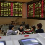Ilustrasi: Para investor bermain kartu selama perdagangan tengah hari di Bursa Saham China (ANTARA/REUTERS)-1670568687