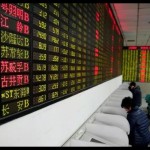 Ilustrasi - Para investor sedang memantau pergerakan saham di Bursa Saham China. ANTARA/REUTERS/Aly Song/am.-1670902049