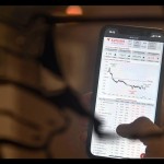 Ilustrasi - Pekerja memperlihatkan pergerakan Indeks Harga Saham Gabungan (IHSG) melalui gawainya di Jakarta. (ANTARA FOTO/Puspa Perwitasari/foc/aa)-1670816172