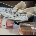 Ilustrasi: Petugas menghitung uang dolar AS pada sebuah bank di Jakarta. ANTARA FOTO/Rivan Awal Lingga/tom.-1672280373