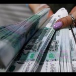 Ilustrasi: Seorang pegawai bank di Rusia memegang uang 1000 Rubel. ANTARA/REUTERS/Maxim Shemetov/aa.-1672303620