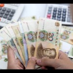 Ilustrasi - Wanita memegang uang kertas Yuan China. ANTARA/REUTERS/Dado Ruvic/aa.-1671504930