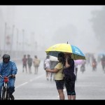 Ilustrasi - Warga berteduh di bawah payung ketika hujan lebat mengguyur kawasan MH Thamrin dan Bunderan HI, Jakarta. (ANTARA FOTO/M Agung Rajasa/pd/aa.)-1670810478
