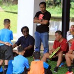Jajaran pelatih NYXS Dream Team Indonesia memberikan arahan kepada pemain pada laga ujicoba di Lapangan SGU Serpong, Banten, Sabtu (10/12/2022). ANTARA/HO-NYXS-1670751782