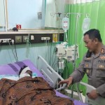 Kapolres Sawahlunto AKBP Purwanto Hari Subekti melihat kondisi korban ledakan tambang yang mengalami luka bakar. ANTARA/HO Polda Sumbar-1670758056