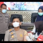 Kapolres Tapanuli Selatan AKBP Imam Zamroni (tengah) mengikuti vaksinasi Boster II atau dosis IV di Aula Pratidina Mako Polres Tapsel. (Foto:ANTARA/HO/Polres Tapsel.)-1670558010