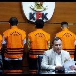 Ketua KPK Firli Bahuri (kanan) saat jumpa pers di Gedung Merah Putih KPK, Jakarta, Kamis (8/12/2022). ANTARA/Benardy Ferdiansyah-1670480621