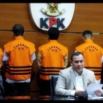 Ketua KPK Firli Bahuri (kanan) saat jumpa pers di Gedung Merah Putih KPK, Jakarta, Kamis (8/12/2022). ANTARA/Benardy Ferdiansyah-1670481445