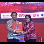 Marciana D Jone (kanan) saat menerima penghargaan. ANTARA/Ho-Kanwil Kemenkuham NTT-1670915661