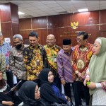 Menkumham Yasonna Hamonangan Laoly menyerahkan paspor kepada WNI di Arab Saudi, Rabu (7/12/2022). (ANTARA/HO-Humas Kemenkumham).-1670483900