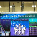 Pekerja terlihat berbincang di atas papan elektronik pergerakan saham di London Stock Exchange, Inggris. REUTERS/Paul Hackett/aa.-1670485294