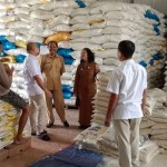 Pengecekan stok kebutuhan pokok di gudang Bulog Putussibau, wilayah Kabupaten Kapuas Hulu Kalimantan Barat. ANTARA/HO-Bulog Putussibau. (Teofilusianto Timotius)-1670490489