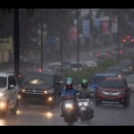 Pengendara menerobos hujan lebat saat melintas di jalan protokol Palembang. (ANTARA/Nova Wahyudi/pri)-1670467662