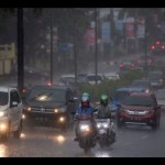 Pengendara menerobos hujan lebat saat melintas di jalan protokol Palembang. (ANTARA/Nova Wahyudi/pri)-1670558615