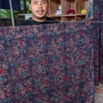 Perajin memamerkan produk kain batik Lebak. ANTARA/Mansur-1670582023