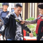 Personel Polresta Banda Aceh saat melakukan pemeriksaan pengunjung, di Mapolresta Banda Aceh, Rabu (7/12/2022). ANTARA/HO/Humas Polresta Banda Aceh.-1670409236