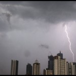 Petir menyambar di langit Jakarta saat diliputi awan gelap penanda hujan pada Jumat (20/5/2022). ANTARA FOTO/Fauzan/aww-1670471649