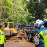 Petugas berupaya buka akses Sukabumi-Palabuhanratu yang longsor-1670907511