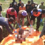 Petugas dibantu masyarakat saat mengevakuasi korban tertabrak kereta api di Cirebon, Jawa Barat. (ANTARA/Ho-Humas KAI Cirebon)-1670812877
