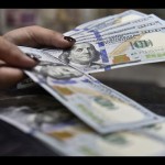Petugas jasa penukaran uang asing Valuta Artha Mas menghitung pecahan 100 dolar AS di ITC Kuningan, Jakarta, Rabu (28/2). (ANTARA FOTO/PUSPA PERWITASARI)-1670394879