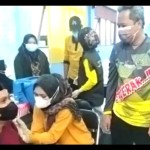 Petugas kesehatan di Kalsel saat melakukan vaksinasi COVID-19 kepada warga.(ANTARA/HO)-1670555525