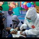 Petugas kesehatan Puskesmas memakai alat pelindung diri saat memberikan imunisasi pada anak balita, Kamis (16/7/2020). (ANTARA FOTO/IRWANSYAH PUTRA-1670555875