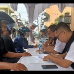Petugas UPT Bapenda Selatpanjang melakukan pendataan kepada sejumlah masyarakat yang pajak kendaraannya mati, Senin (12/12/2022). (ANTARA/Rahmad Santoso)-1670896907