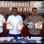 Polisi menunjukkan barang bukti kasus narkoba jenis sabu-sabu beserta para tersangka dalam konferensi pers di Mataram, NTB, Rabu (7/12/2022). (ANTARA/Dhimas B.P.)-1670409534