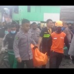 Polisi sementara mengevakuasi seorang warga yang tewas terbakar di kawasan Lorong Tahu, Kecamatan Sirimau (Kota Ambon). (9/12) (ANTARA/daniel/)-1670565920