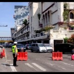 Polri Ditlantas PMJ melakukan penutupan jalan dan pengalihan arus di TL Harmoni, Jakarta Pusat, Senin (12/12/2022). ANTARA/HO-TMCPoldaMetro-1670818755