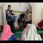 Sejumlah anggota polisi bertemu dengan warga di sekitar Polsek Astanaanyar, Kota Bandung, Jawa Barat, Jumat (9-12-2022). ANTARA/Bagus Ahmad Rizaldi-1670567782