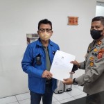 Wakil Ketua LPSK Edwin Partogi Pasaribu menyerahkan santunan kepada keluarga korban bom bunuh diri di Bandung, Jawa Barat, Rabu, (7/12/2022). ANTARA/HO-Ist-1670401370
