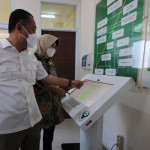 Wali Kota Surabaya Eri Cahyadi saat mengecek pelayanan di RSUD Bhakti Dharma Husada (BDH), Kota Surabaya, Kamis (9/12/2022). (ANTARA/HO-Diskominfo Surabaya)-1670557710