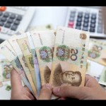 Ilustrasi - Wanita memegang uang kertas yuan China. ANTARA/REUTERS/Dado Ruvic/aa.-1673497178