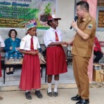 Bupati Kaimana Freddy Thie bersama pelajar SD Negeri 3 Kaimana. (ANTARA/HO-Tim Media Bupati Kaimana)-1678941247