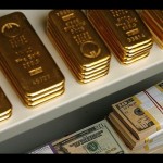 Ilustrasi - Emas batangan dan uang kertas dolar AS dalam brankas. ANTARA/REUTERS/Heinz-Peter Bader/aa.-1679545764