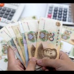 Ilustrasi - Wanita memegang uang kertas Yuan China. ANTARA/REUTERS/Dado Ruvic/aa.-1679628231