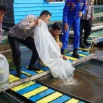 Kapolres Kobar AKBP Bayu Wicaksono menebar benih ikan nila di keramba warga. (ANTARA/HO-Diskan Kobar)-1678949960