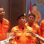 Kepala SAR kelas A Biak Aris Sofingi memberikan keterangan kegiatan latihan SAR, Senin (13/3). ANTARA/Muhsidin-1678678077