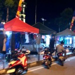 Para pedagang perlengkapan shalat musiman didepan masjid raya Al Fatah Maluku (Antara/DedyAzis)-1679559764